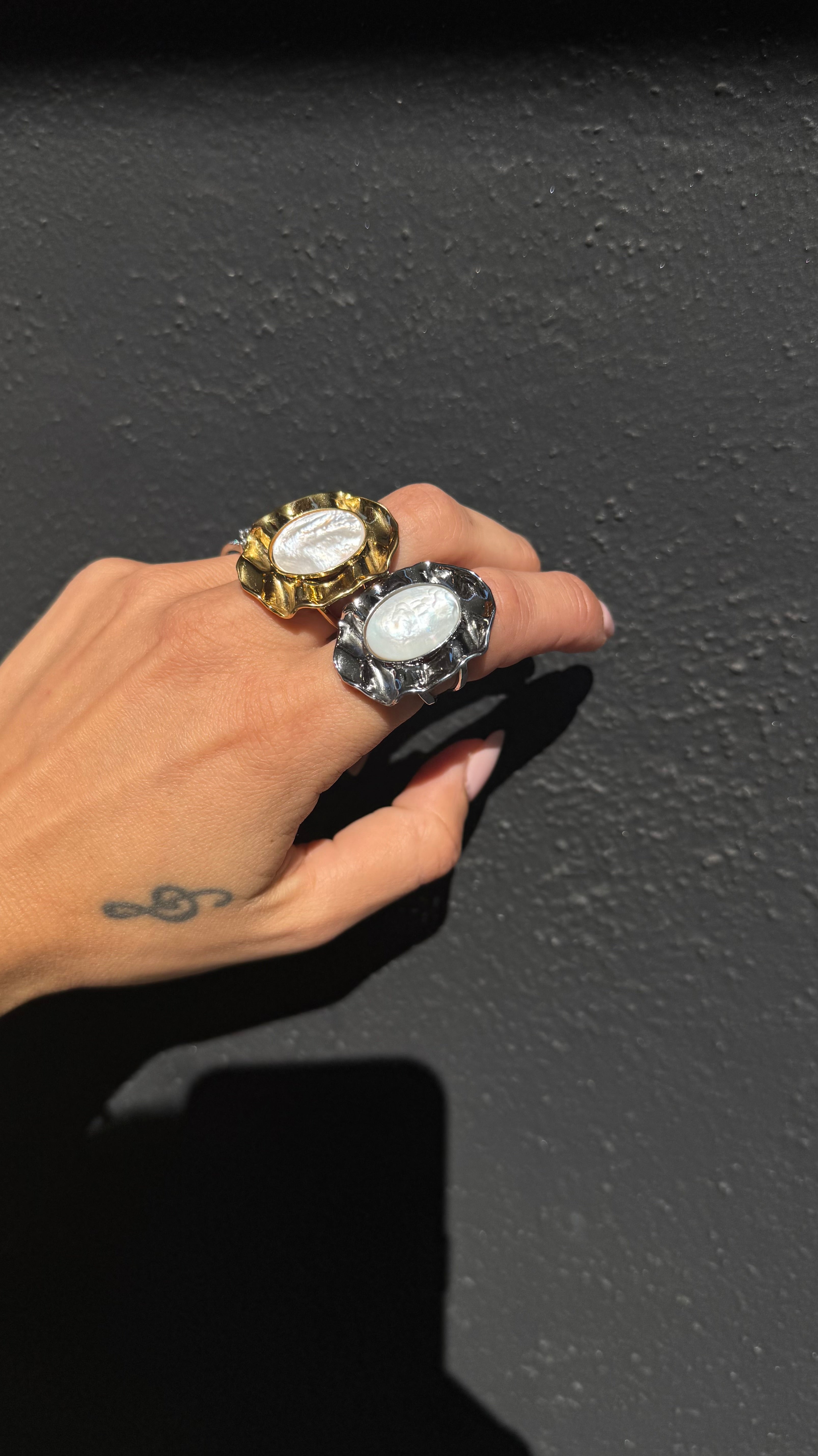 Anello con pietra bianca oro/ argento