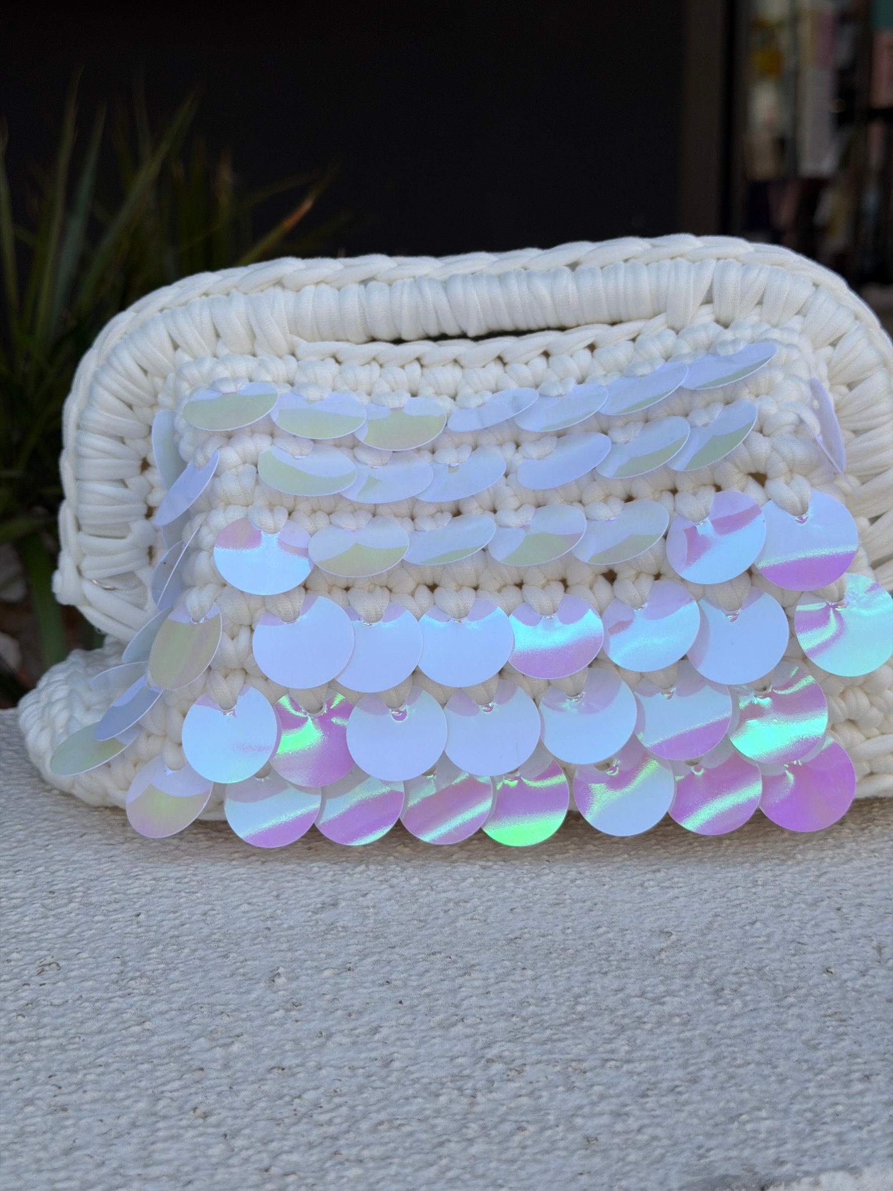 Borsa in crochet bianca con paillettes