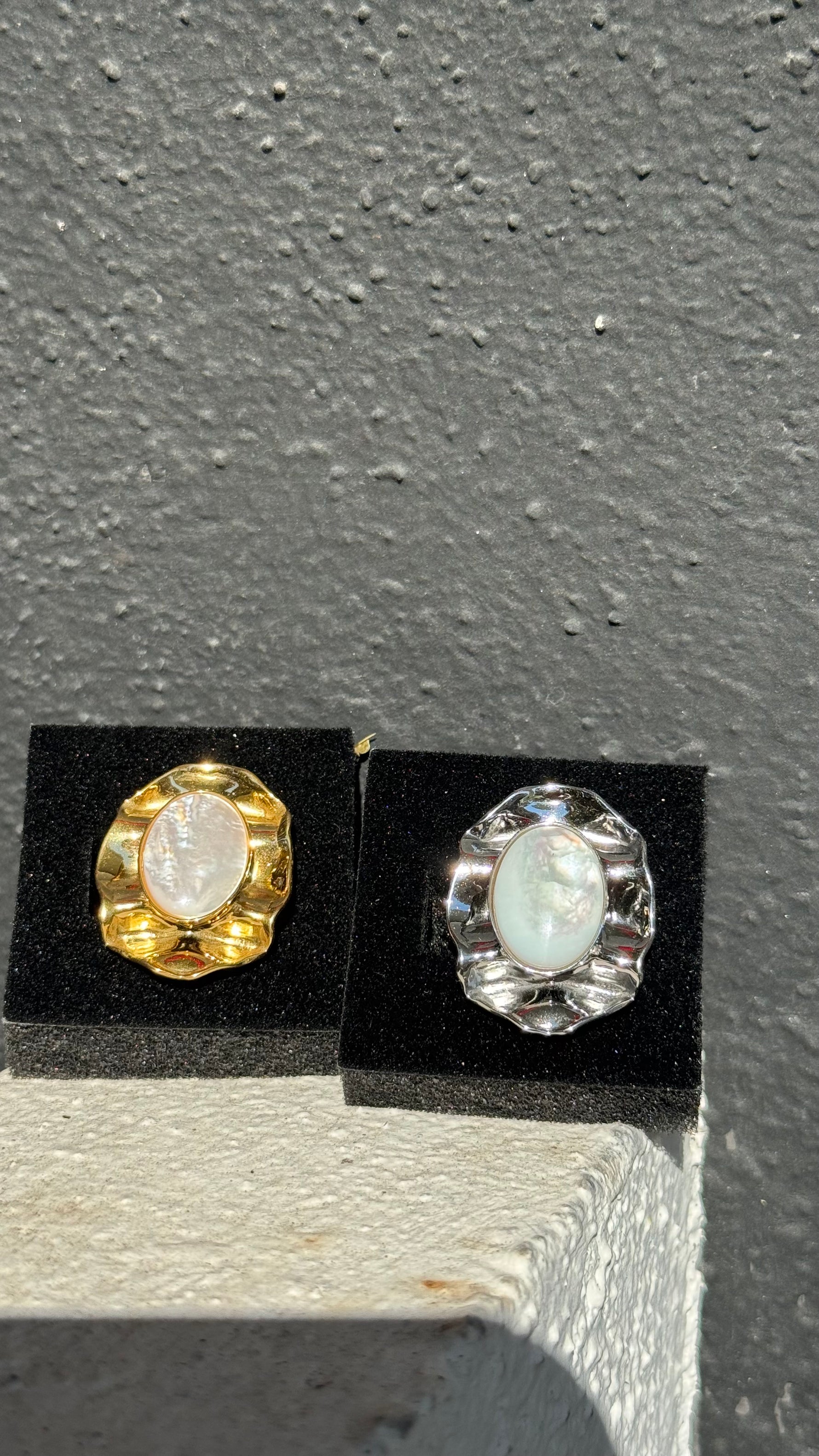 Anello con pietra bianca oro/ argento