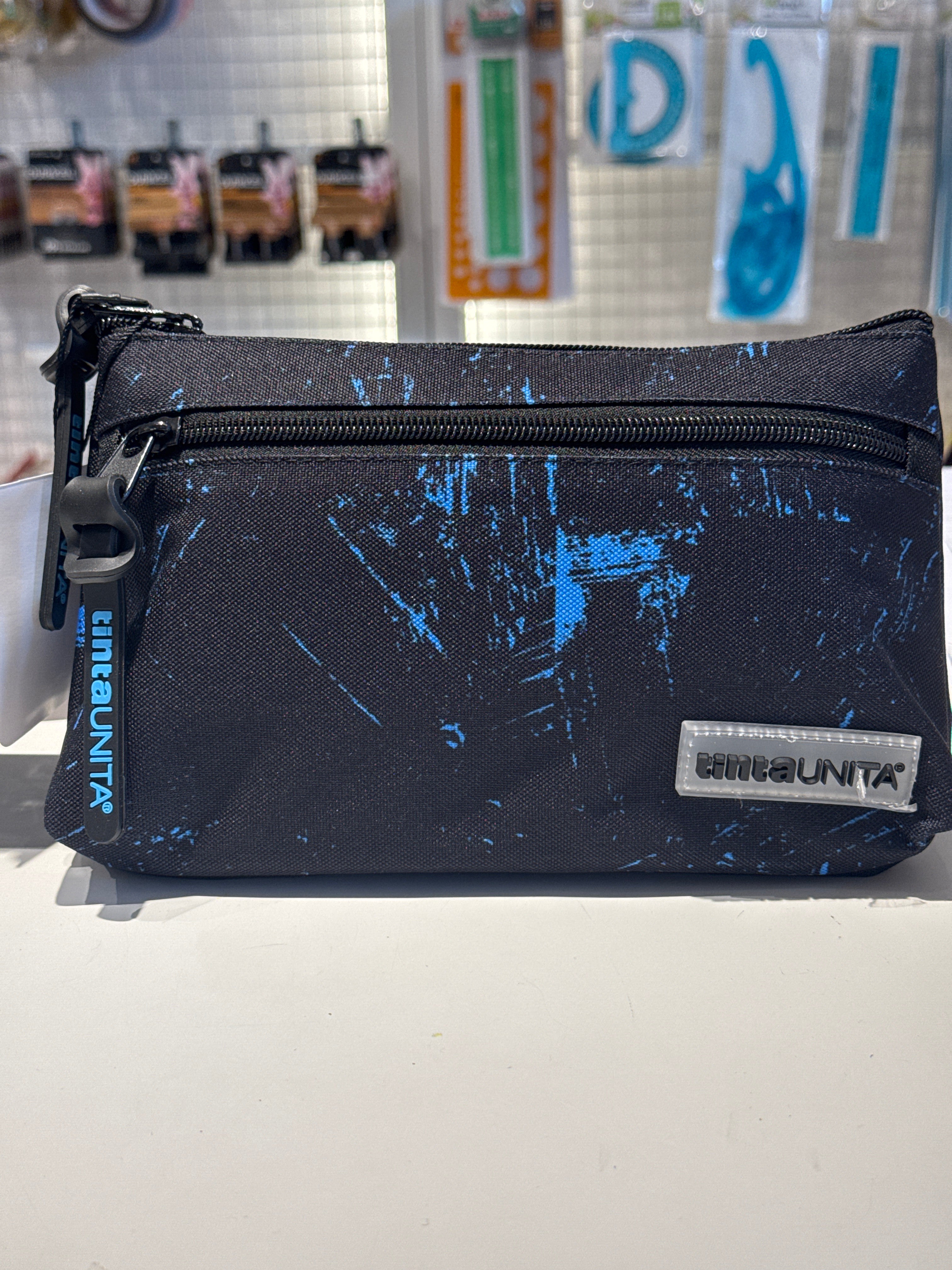 BUSTONE TRIANGOLARE GRAFFITI