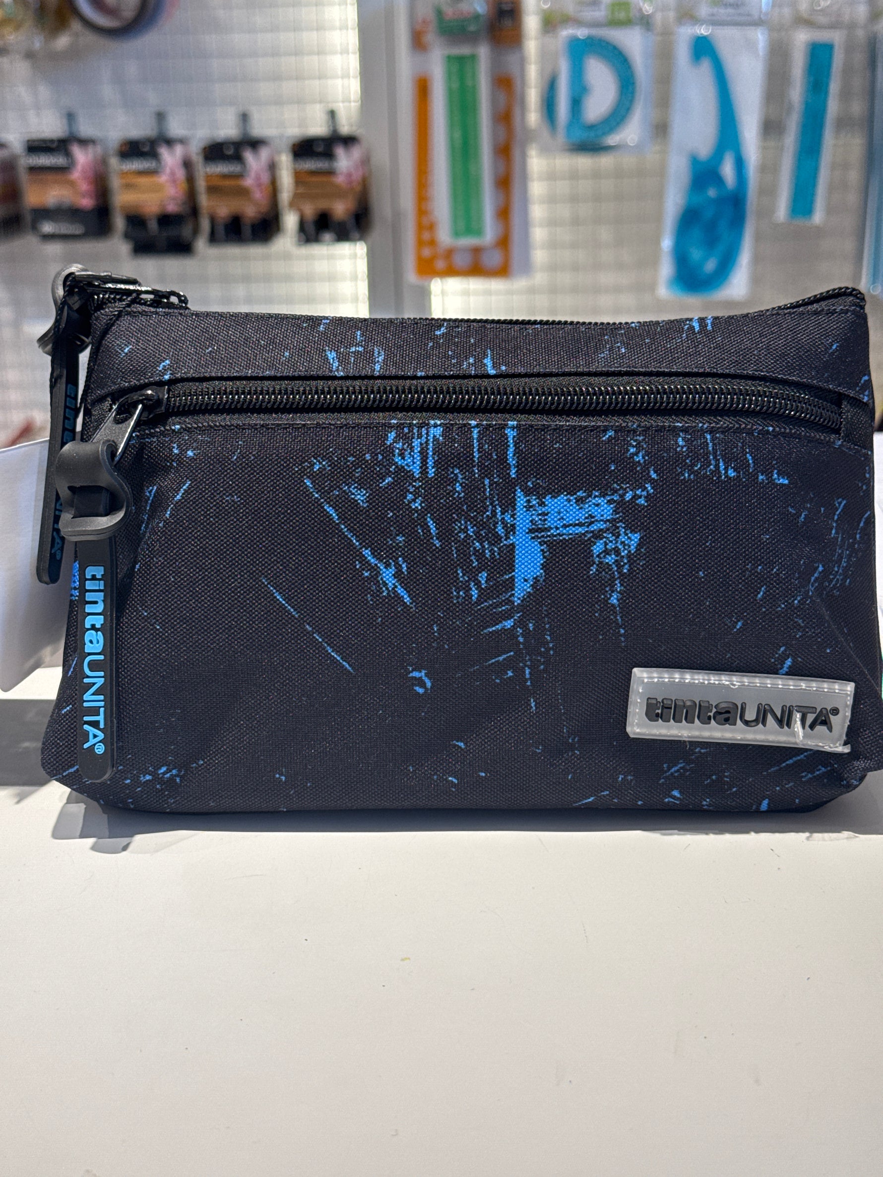 BUSTONE TRIANGOLARE GRAFFITI