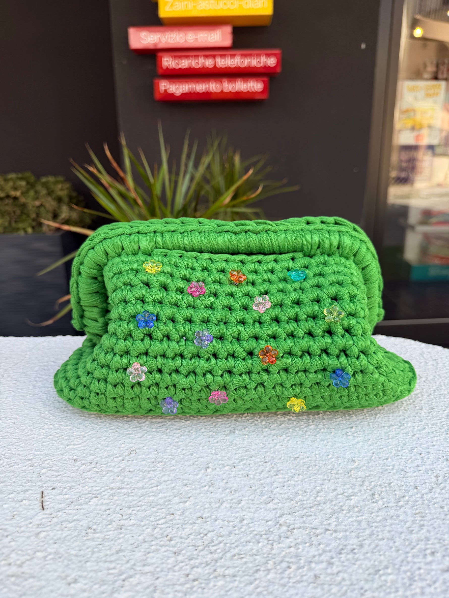 Borsa crochet con applicazioni fiori