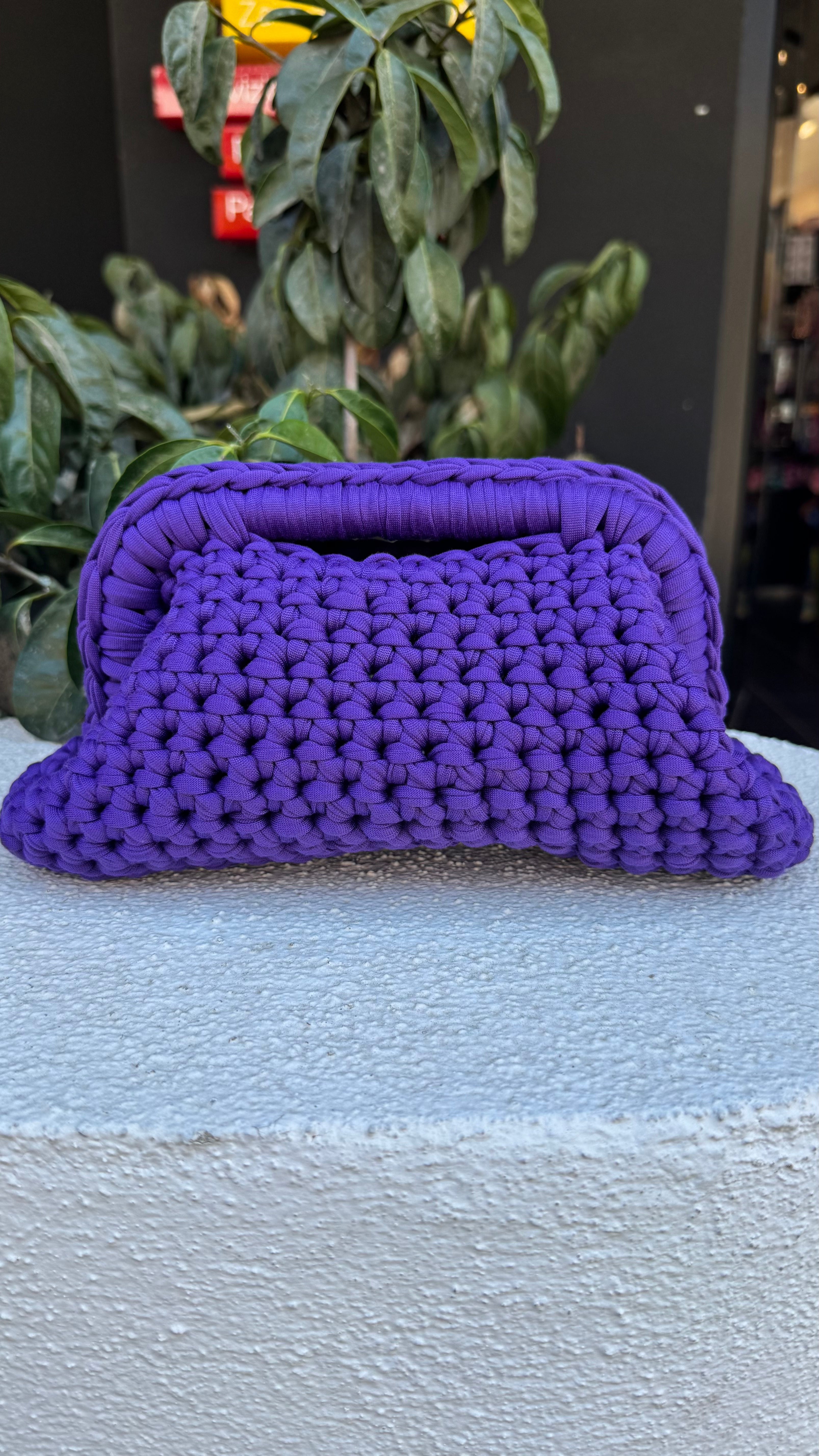 Pochette in crochet viola