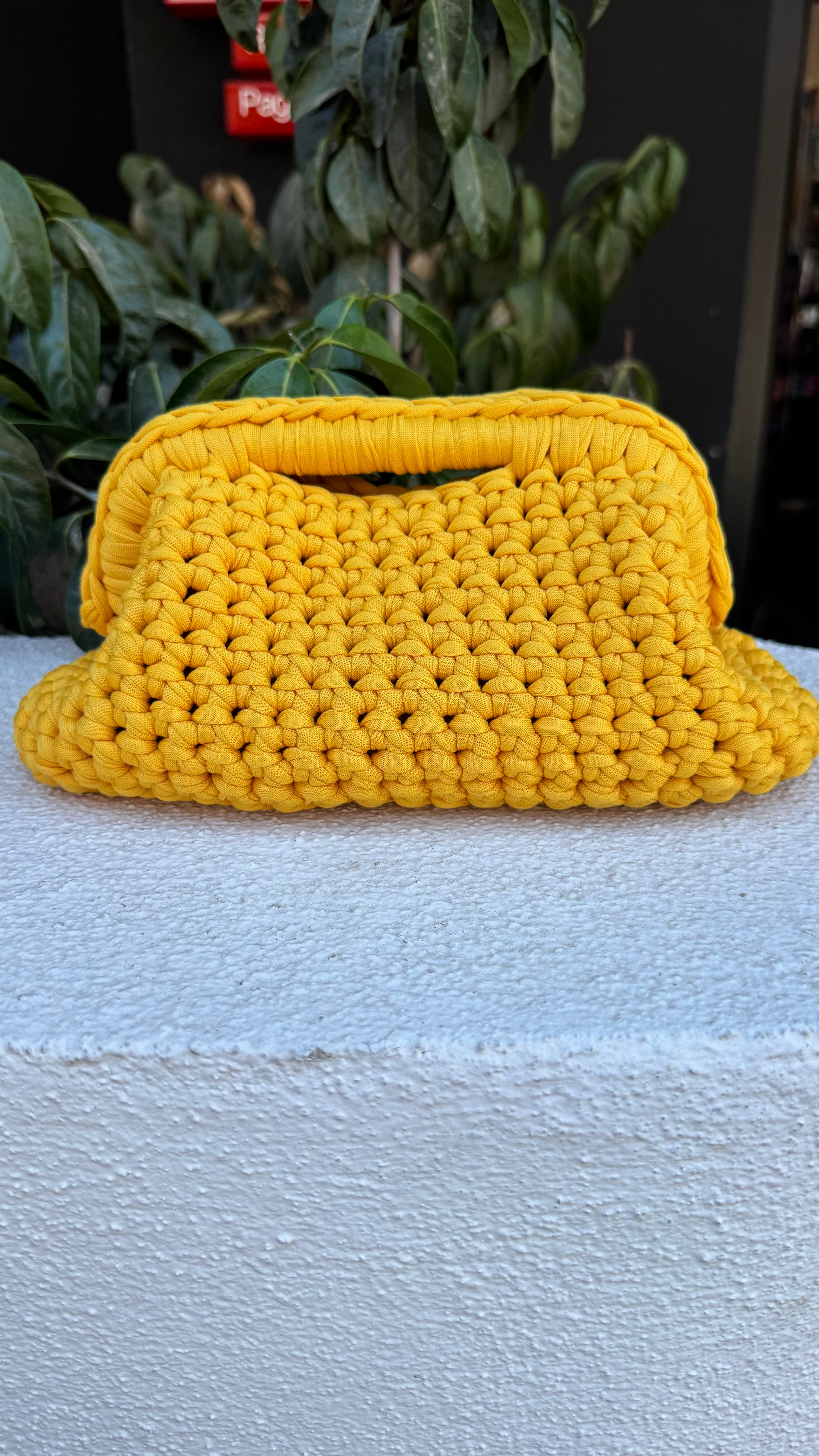 Pochette in crochet gialla
