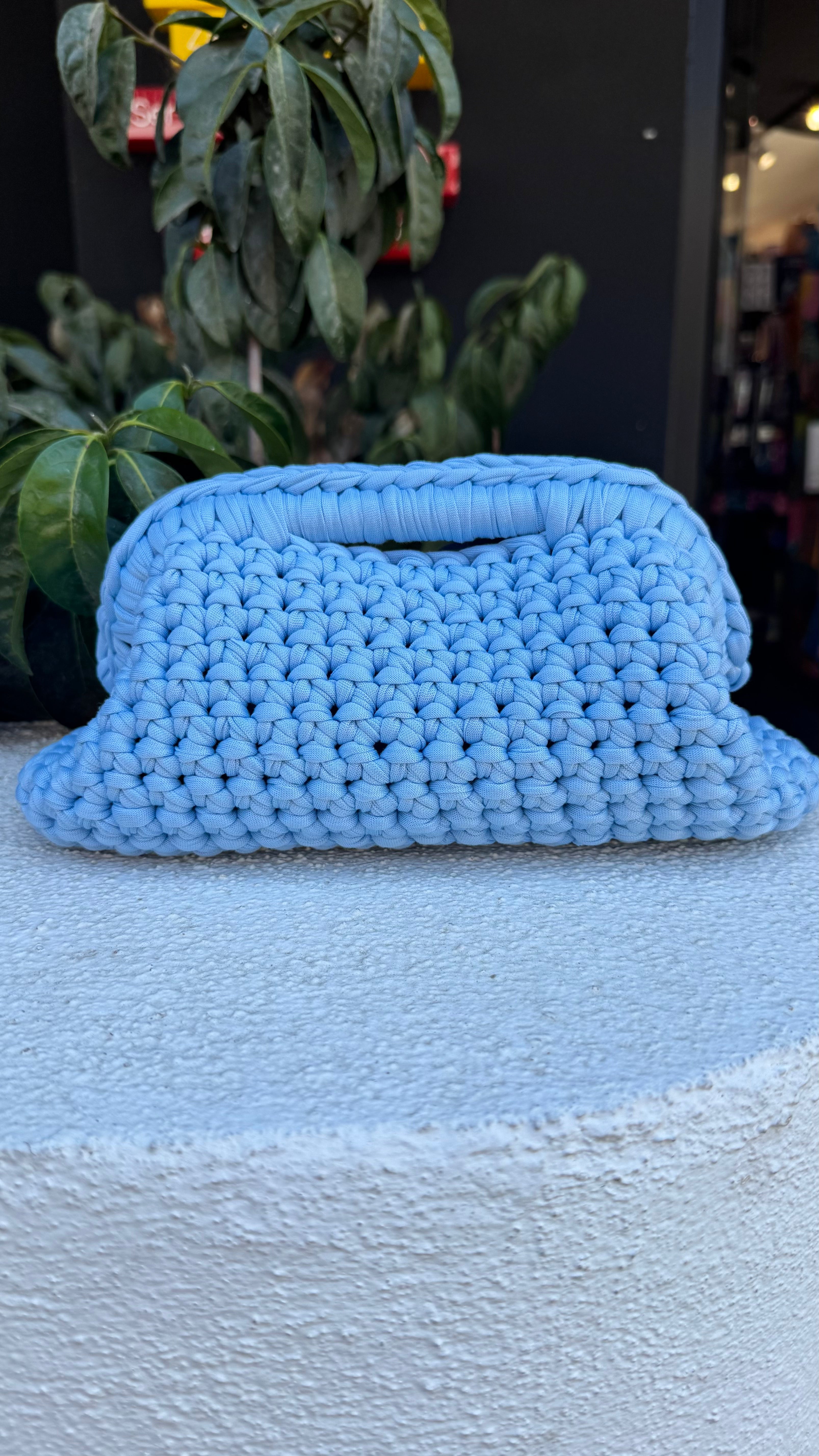 Pochette in crochet azzurra