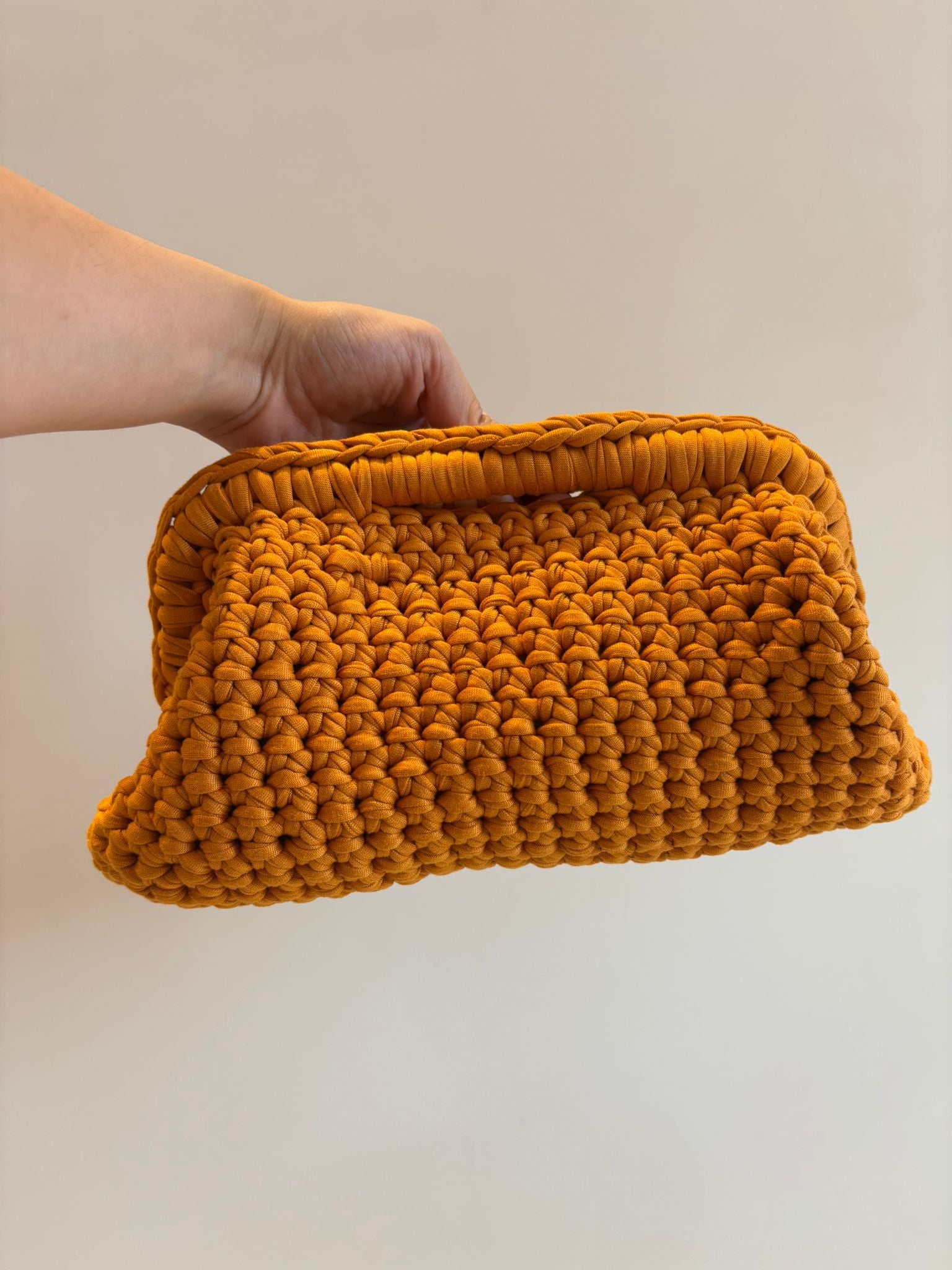 Pochette in crochet giallo ocra