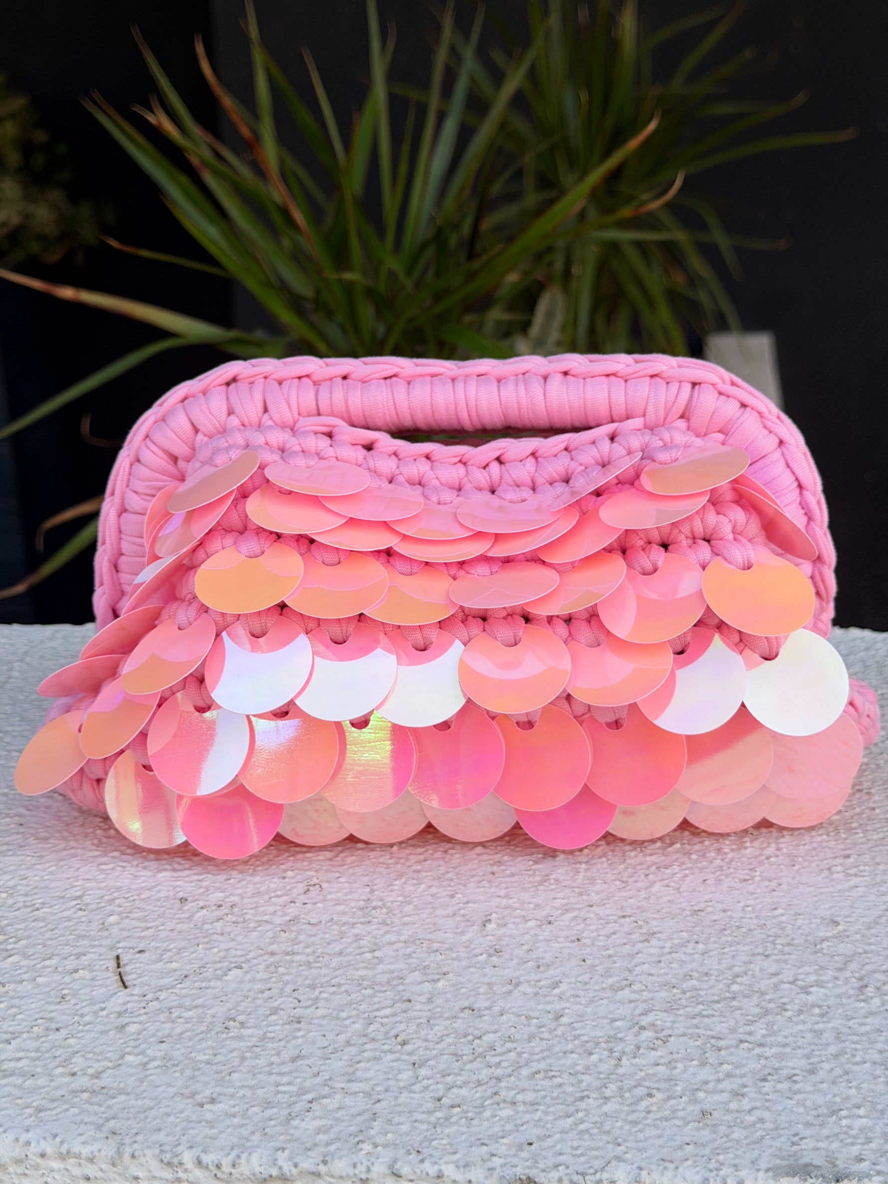 Borsa in crochet rosa con paillettes