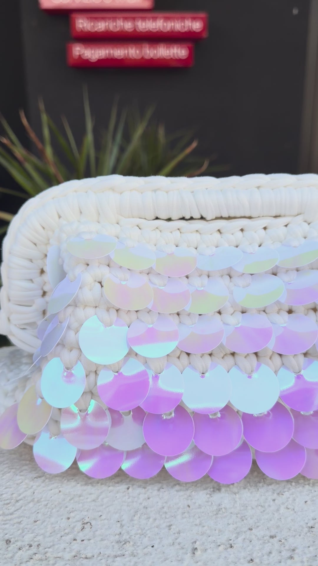 Borsa in crochet bianca con paillettes
