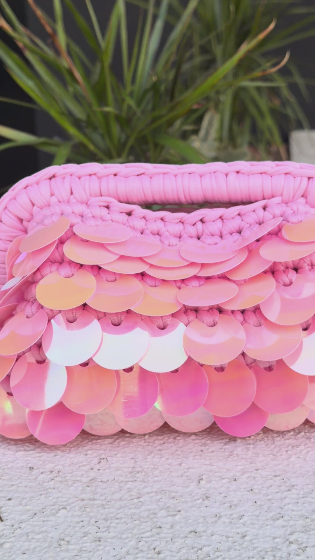 Borsa in crochet rosa con paillettes