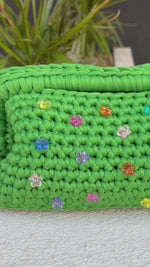 Borsa crochet con applicazioni fiori