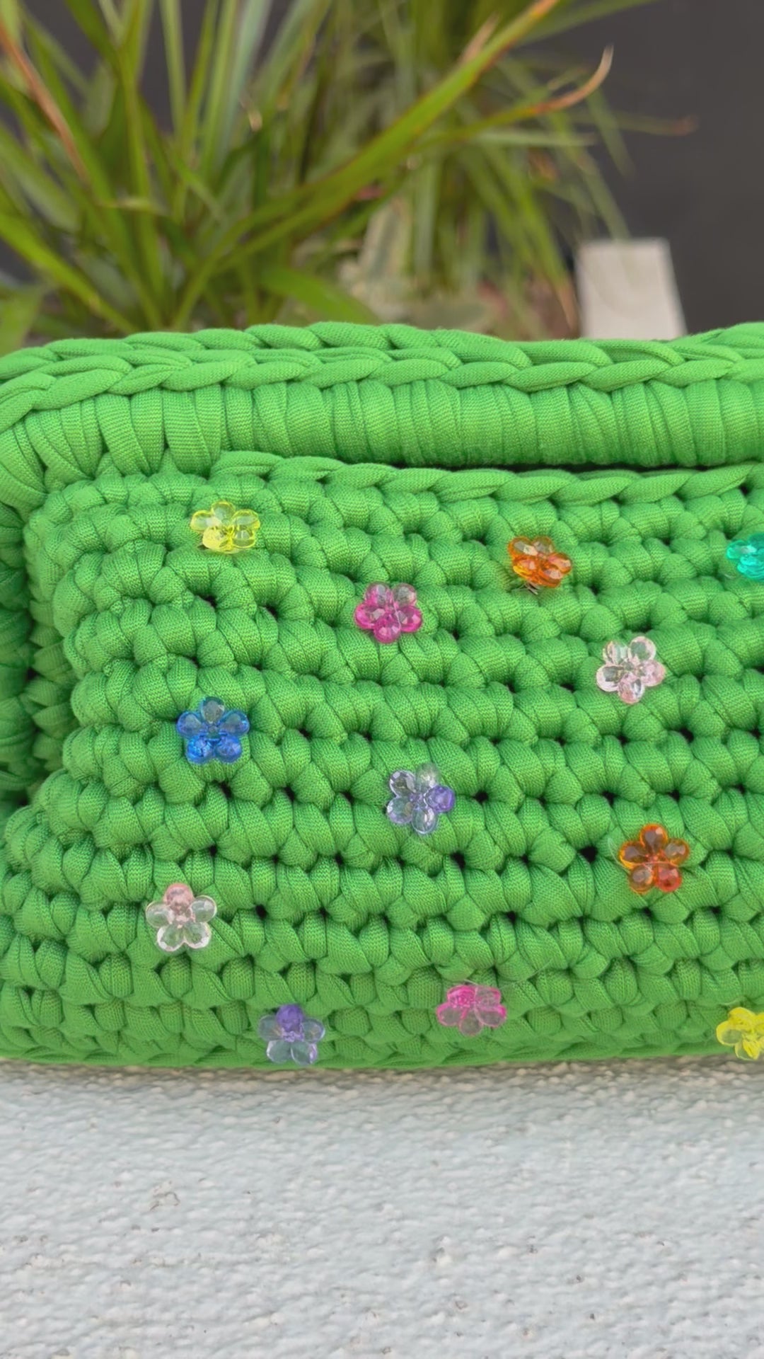Borsa crochet con applicazioni fiori